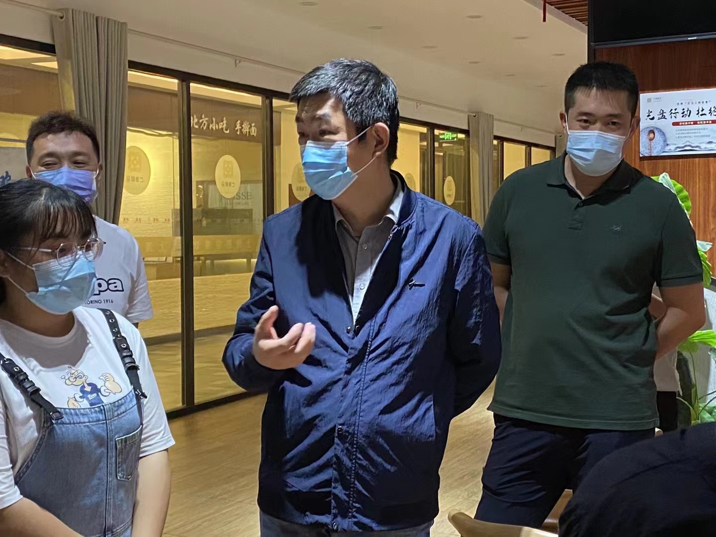 李培生带队检查堂食恢复工作