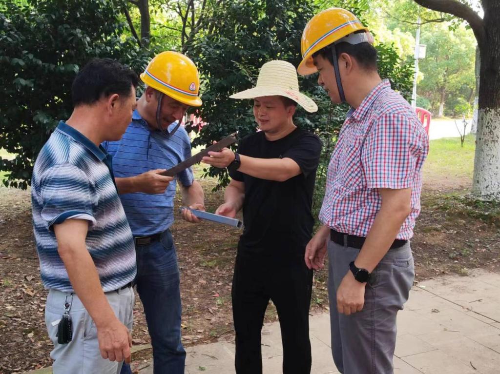 李培生对校园暑期施工项目进行安全检查-南昌工程学院