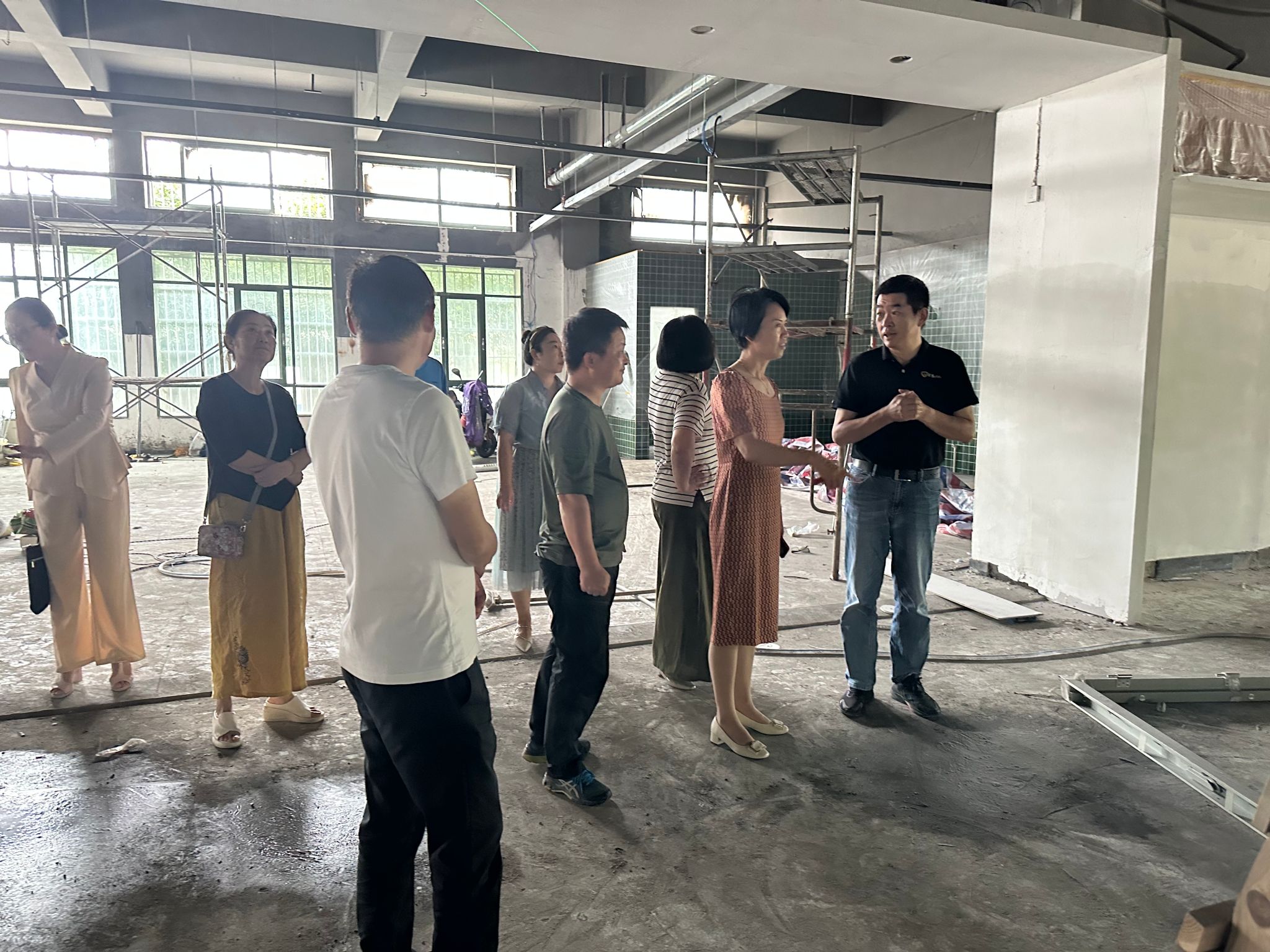 李培生带领大家认真听取施工单位,后勤保障处等相关