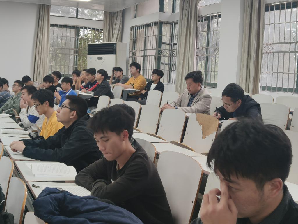 汪胜前深入思政课堂听课