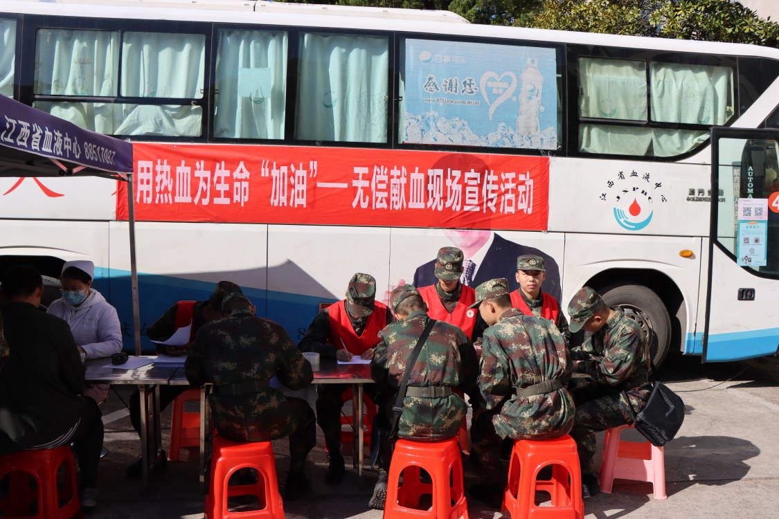 我校师生积极参与无偿献血