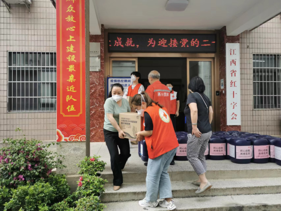 社会各界和校友向学校捐赠防疫物资