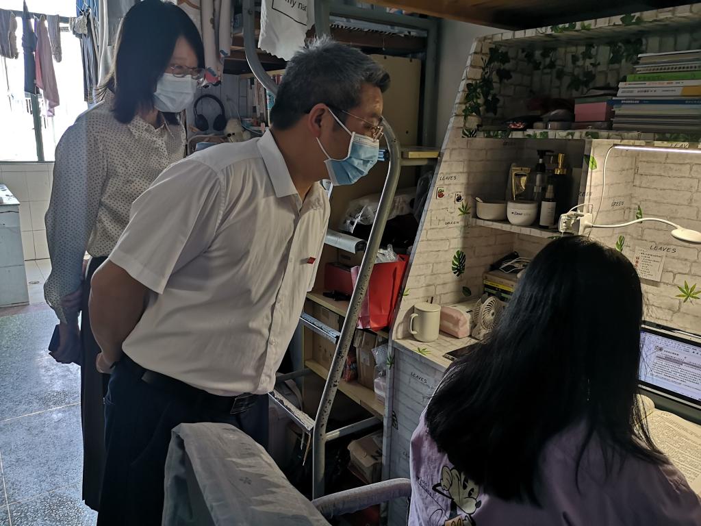 殷安全走访看望人文与艺术学院学生