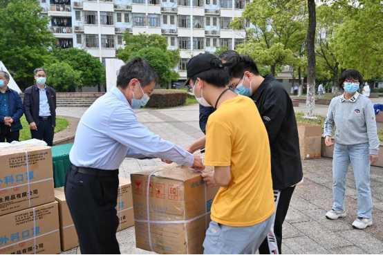 静态管理下的动态坚守——我校全力做好学生核酸检测工作