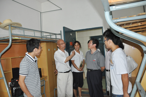 校领导深入学生宿舍看望毕业生-南昌工程学院
